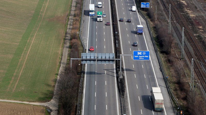 为何德国高速公路不限速，可车祸很少？原来背后还隐藏巨大工程秘密！