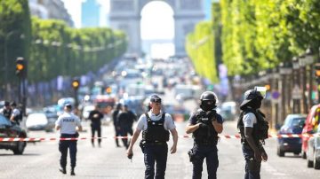 巴黎香街恐襲 男子駕車撞警車 有槍有炸彈（視頻）