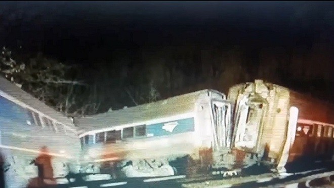 美南卡州客货两火车相撞 传至少2死70多伤