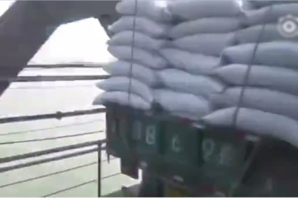 网传大批货车运送物资 经鸭绿江大桥送往朝鲜（视频）