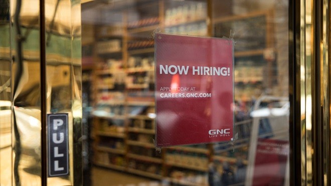 美国就业增长强劲 雇主降低招聘要求