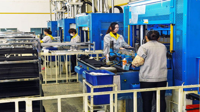 北京罕见透露贸战影响：企业停产 工人失业