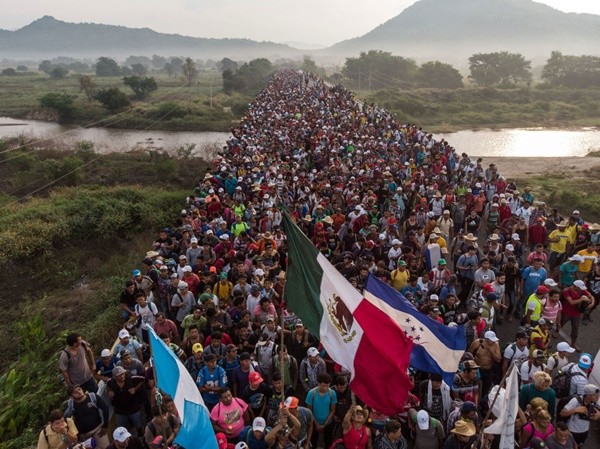 大篷车难民潮有增无减 墨西哥爆冲突