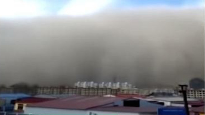 中國甘肅沙塵暴掀起百米高「沙牆」 場面震撼（視頻）