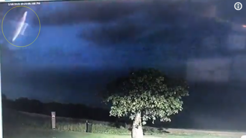 澳洲警方拍到UFO 画面中闪电交加（视频）
