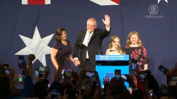 澳洲保守党总理成功连任 看球赛庆祝