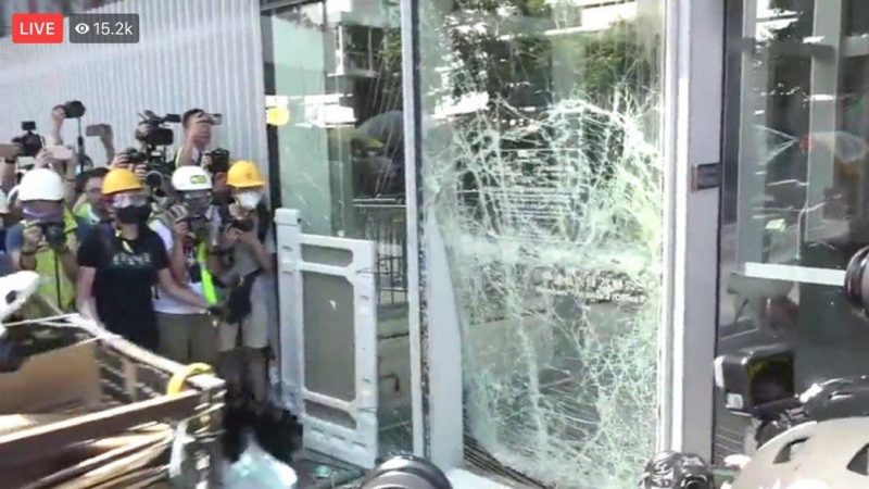 香港七一反送中 立法會大門被撞裂