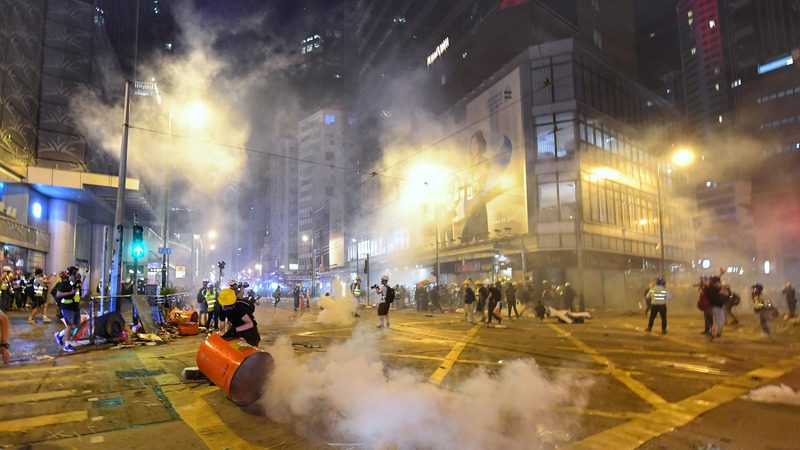 【直播更新】遮打反送中 港警猛射催泪弹拘捕49人