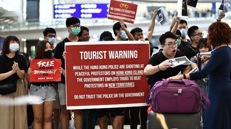 香港机场反送中“和你飞” 旅客受到不寻常“礼遇”