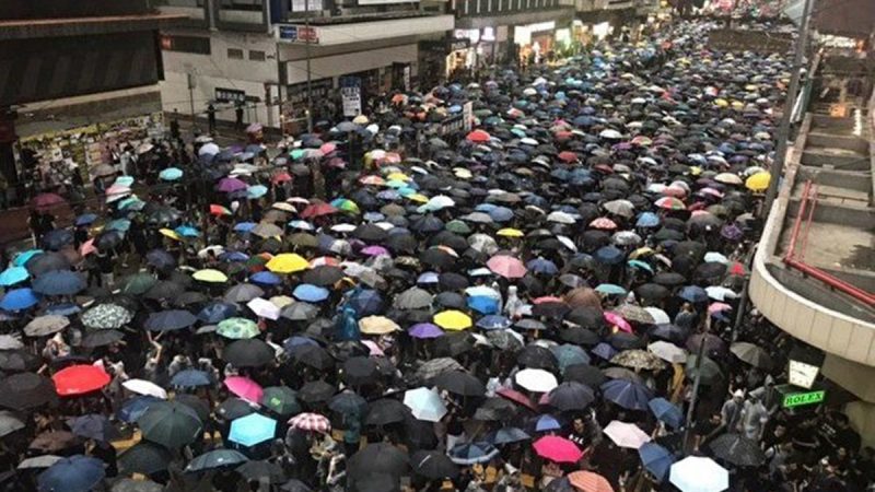 【世界的十字路口】香港和平度過凶險 中共陷困局 維園170萬人集會