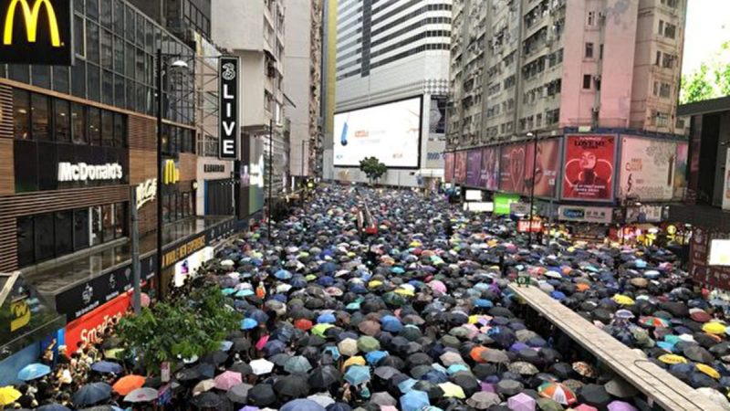 【新闻拍案惊奇】818香港反送中170万人集会 川普当天表态：香港与贸易协议挂钩