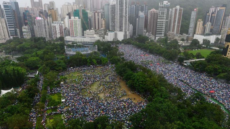 香港8·18维园170万人集会 秩序井然再现“摩西分海”