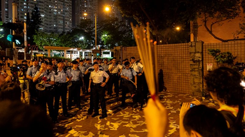 组图：香港民众烧纸驱魔 警察恐慌带走多人