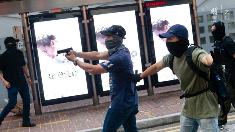 市民目擊港警偽裝示威者縱火 事後防暴警護送離開