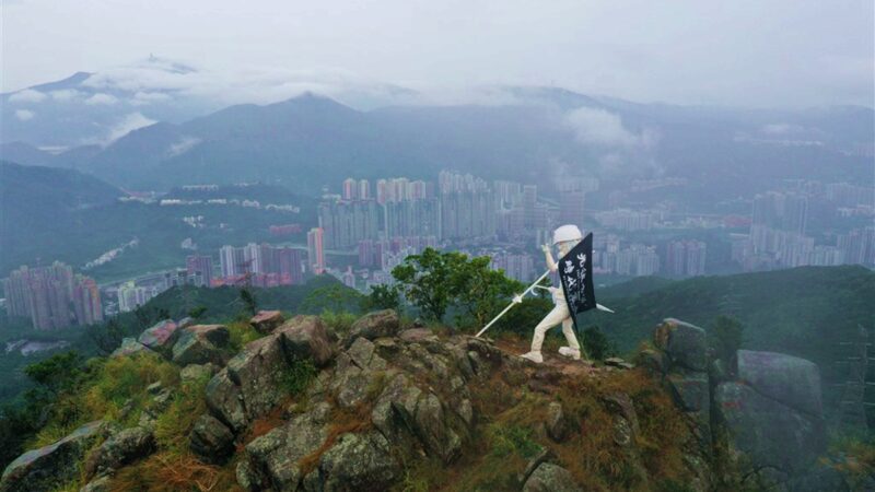 香港民主女神像登上狮子山 守护港人反送中