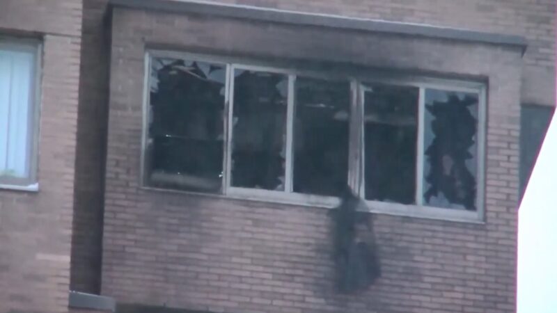 美明州公寓楼火灾 猛烈火势酿5死3伤