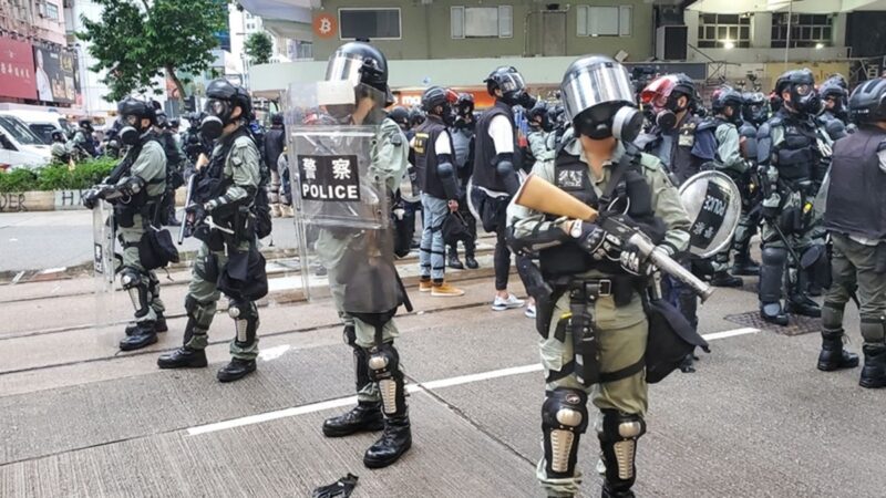 香港持续动荡 今早交通大乱 警察武装驻守