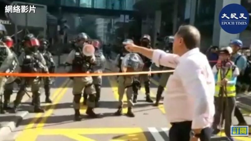 外國人罵退港警視頻火爆 香港市民鼓掌歡呼