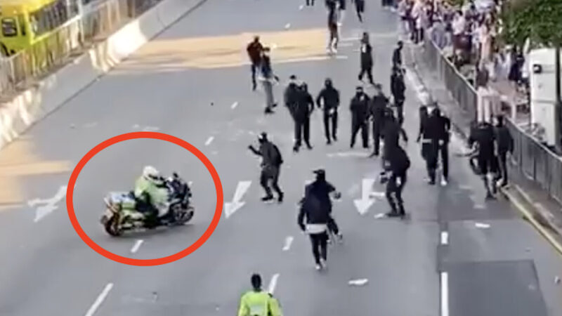 视频为证：港警骑机车疯狂冲撞示威人群