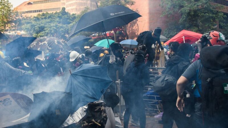 【直播回放】11.18旺角港人抗爭 抵擋催淚彈攻擊