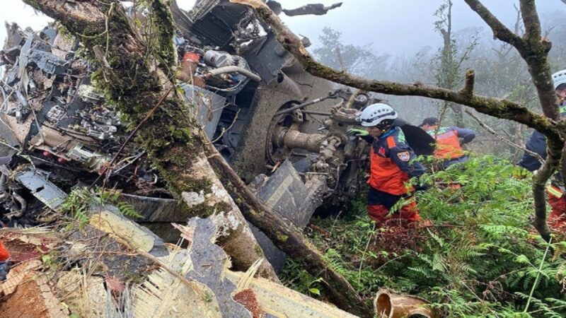 台国防部直升机坠毁山区 参谋总长等8人罹难5生还