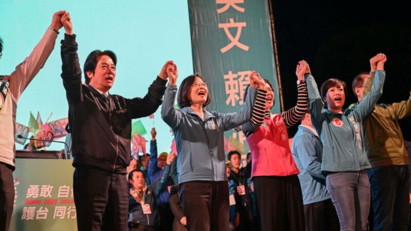 台灣選前中共狂發假消息 網傳合成「蔡英文辱軍照」