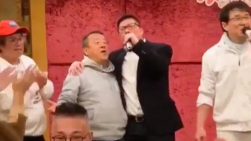 邓炳强拍艺人马屁 称做警察“是学成龙”(视频)