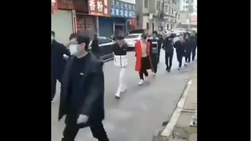 視頻直擊：不戴口罩者被捆綁 集體遊街示眾