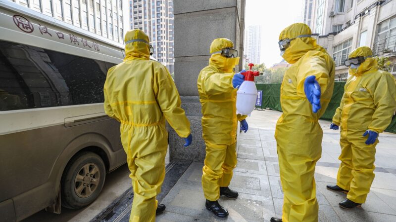 中國疫情傳出更慘消息 無人收屍被迫扔出家門