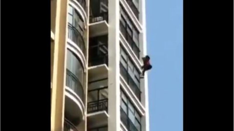 網傳武漢女爬窗逃命 不幸摔下高樓（視頻）