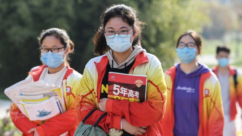 传河南一学校“团灭”感染 当地死者家属上街游行