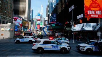 紐約時代廣場窨井爆炸 上千遊客狂奔逃離