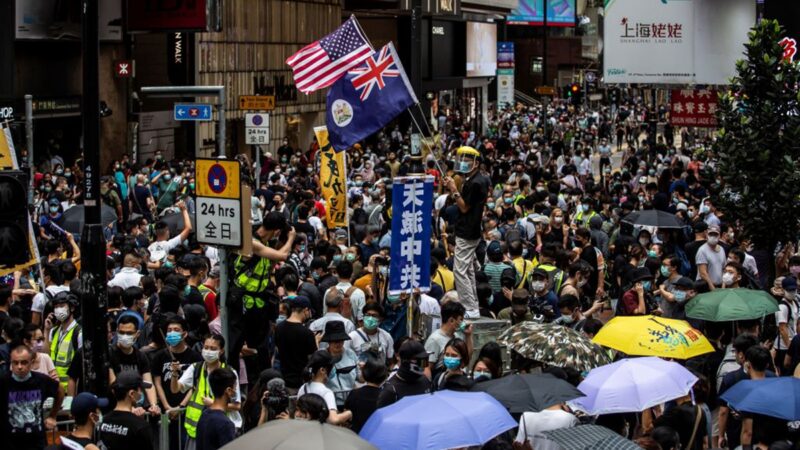 香港「反惡法大遊行」 男警失控抱走女記者