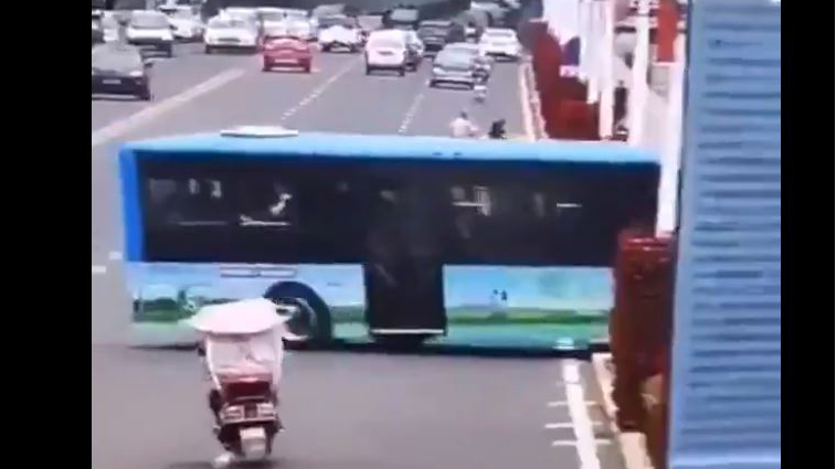 贵州公交车转弯加速入水视频曝光 传司机为拆迁户