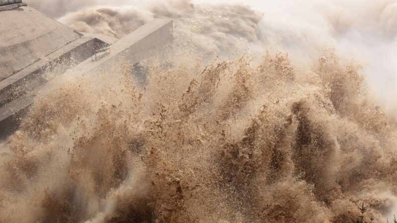 三峽大壩24小時洩洪 長江中下游城市陷「絕境」