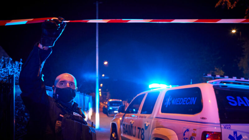 法國教師遭恐怖分子斬首 馬克龍譴責：攻擊整個國家