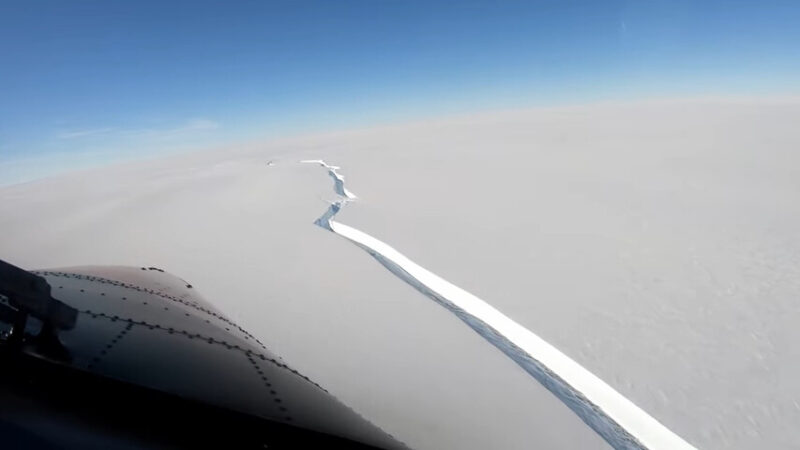 南极冰架坍塌超过一千平方公里，巨大的冰山掉入海中布伦特|  NTD中文电视台在线