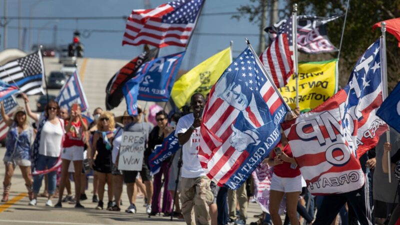 特朗普的“总统日”出现支持者包围并大喊美国（图片）| 特朗普| 特朗普支持者| 佛罗里达西棕榈滩