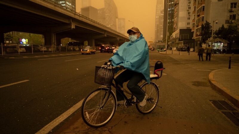 沙尘暴再次袭击了中国北方的北京，下了雨（视频）| 雷暴泥思想雨| 内蒙古