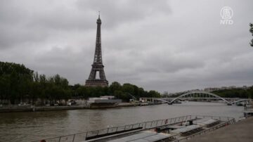 巴黎艾菲尔铁塔重新开放 游客欢欣