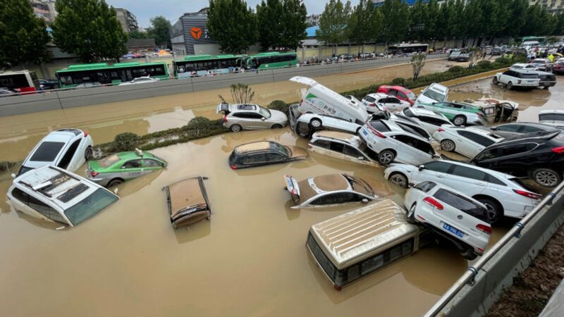 河南再成暴雨中心 市民提前購買皮划艇