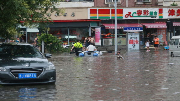2021年9月4日，天津濱海新區強降雨，一駕駛員遇難。圖為2018年7月24日天津街頭積水。（Getty Images）