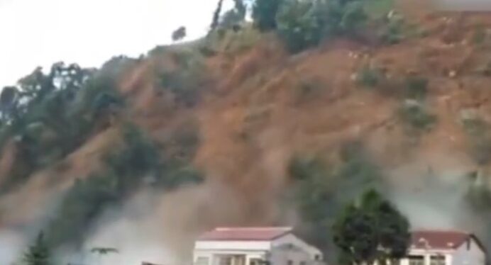陕西镇巴县大面积山体垮塌 已形成堰塞湖(视频)