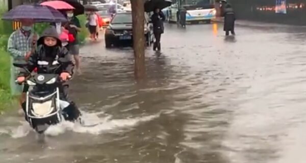 9月4日，北京暴雨，海淀區萬泉河路附近，積水成河，多輛車被泡在積水中。（視頻截圖）