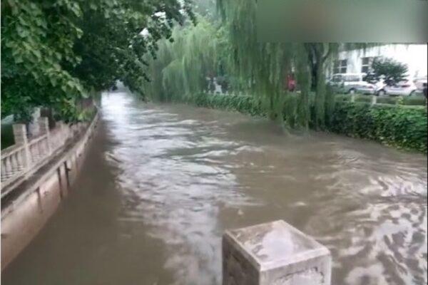 9月4日，北京暴雨，清華大學北門附近的萬泉河水位，已經漲至接近橋身。（視頻截圖）