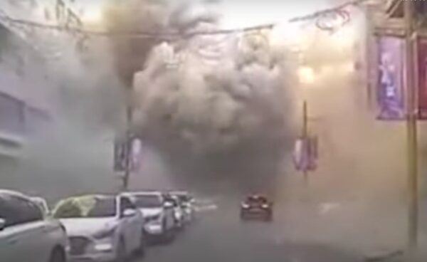 瀋陽燃氣爆炸，現場騰起濃煙，雜物隨著濃煙飛起、墜落。（視頻截圖）