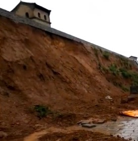 山西洪灾。山西平遥古城多处墙体坍塌。（视频截图）