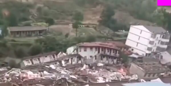 10月3日，甘肅省靈台縣山體滑坡，導致民眾樓房倒塌，至少波及172戶、470人。（視頻截圖）