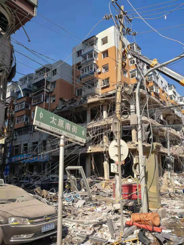 瀋陽爆炸。10月21日早上，瀋陽商住樓樓內飯店燃氣爆炸。圖為現場情況。（STR/AFP via Getty Images）