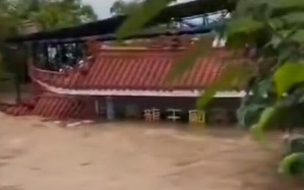 10月6日，四川南充上演現實版大水沖龍王廟。（視頻截圖）